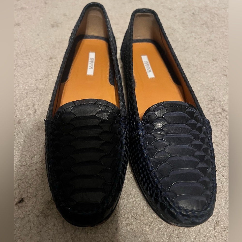 Geox Womens Respira Leather Navy Blue snakeskin design. Size EU 37. US 7